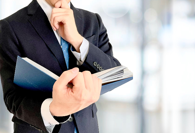 社内調査している男性。