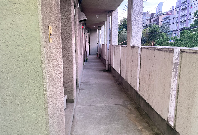 アパートの廊下。