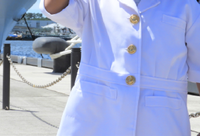 海上自衛官の制服を着ている写真。