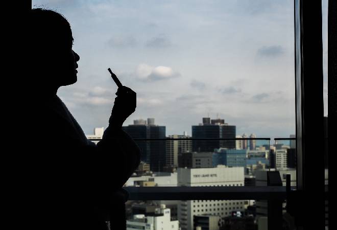 煙草を吸う影。