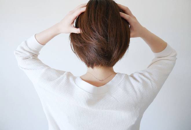 頭を抱える女性。